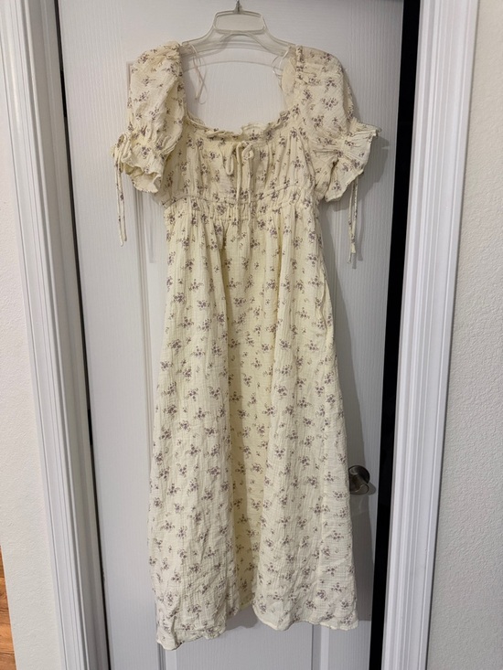 Worth Collective Dresses & Skirts - Worth Collective Cream Floral Puff-Sleeve Midi Dress